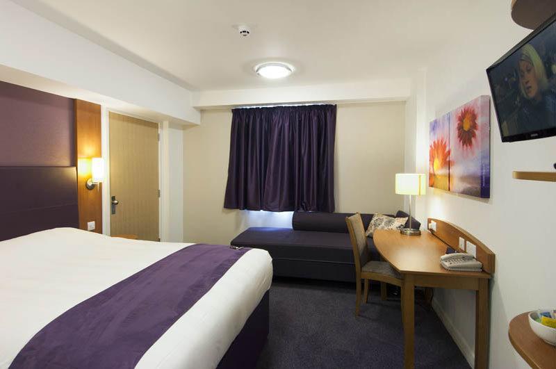Premier Inn Taunton Central エクステリア 写真